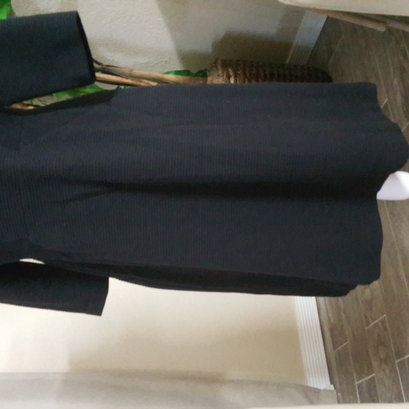 Black dress - Picture 3 of 3